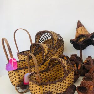 Lote x45 adornos en mimbre: coches, canastos, patos, paraguas y otros