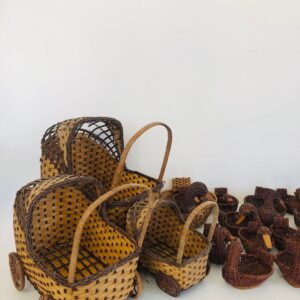 Lote x29 adornos en mimbre: canastos y cochecitos