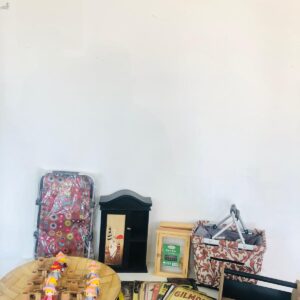 Lote x30: porta llaves, canastos plegables, adornos, chapas decorativas y otros