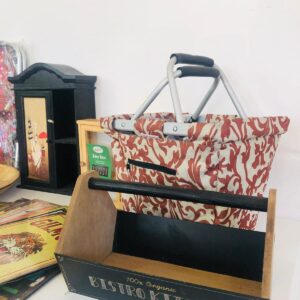 Lote x30: porta llaves, canastos plegables, adornos, chapas decorativas y otros