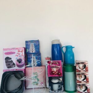 Lote x19: torteras desmontables, jarras, tazas, tappers y otros