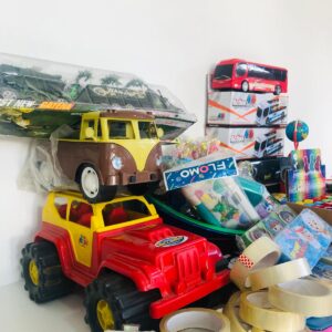 Lote x73: juguetes, porta lápices, cintas, cartucheras, esmaltes, sacapuntas y otros