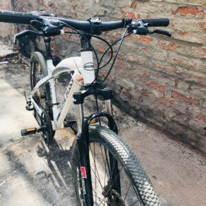 Bicicleta OverCross, color blanco y negro