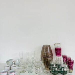 Lote x34: tazas, copas, jarras de vidrio y otros