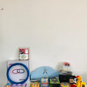 Lote x38: perchero de madera, porta retratos, juguetes y otros