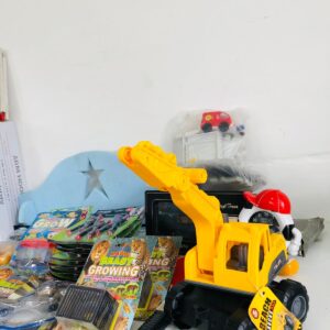 Lote x38: perchero de madera, porta retratos, juguetes y otros