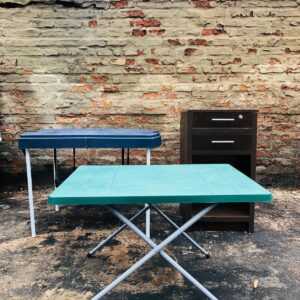 Lote x3: mesas plegables de PVC y cómoda 2 cajones