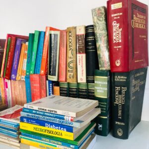 Lote x2 bibliotecas en MDF + libros de medicina