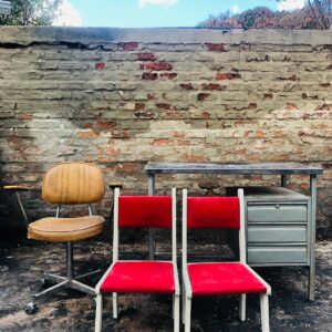 Lote x4: escritorio en metal, silla rodante y sillas tapizadas