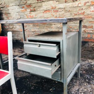 Lote x4: escritorio en metal, silla rodante y sillas tapizadas