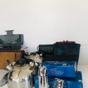Lote x16: carteras, telas varias, luminaria, escáner, calderas y otros
