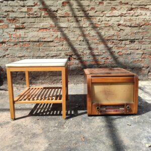 Tocadiscos antiguo + mesa ratona con tapa de mármol