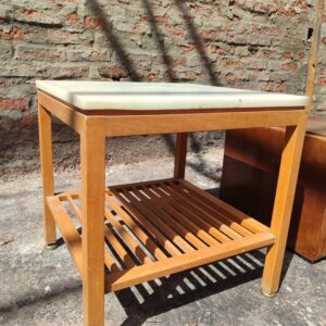 Tocadiscos antiguo + mesa ratona con tapa de mármol