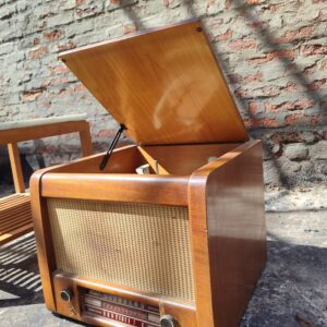 Tocadiscos antiguo + mesa ratona con tapa de mármol