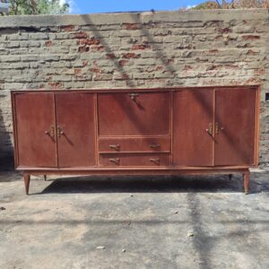 Bargueño americano: 5 puertas, 2 cajones