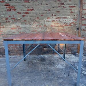 Mesa en hierro con tapa de madera