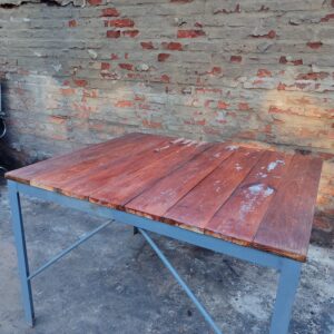 Mesa en hierro con tapa de madera
