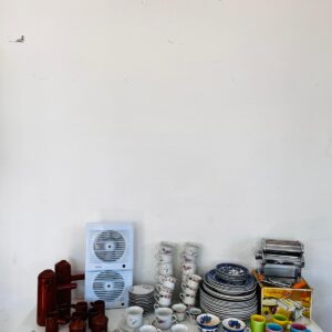 Lote de vajilla: juegos de te, cubiertos, platos, tazas, maquina de pastas y otros