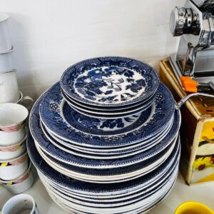 Lote de vajilla: juegos de te, cubiertos, platos, tazas, maquina de pastas y otros