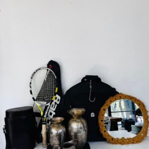 Lote x7: raqueta con estuche, espejo, jarrones y otros