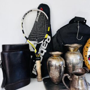 Lote x7: raqueta con estuche, espejo, jarrones y otros