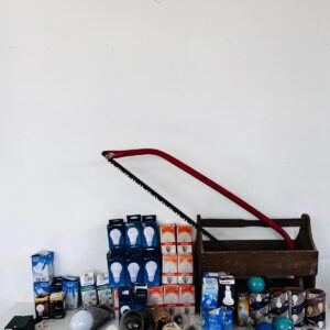 Lote x68: lamparitas de colores y comunes, serrucho, organizador y otros