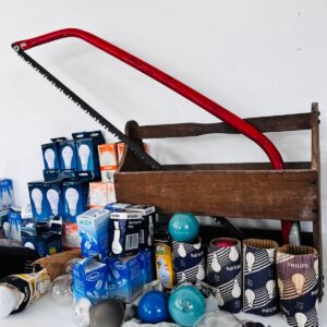 Lote x68: lamparitas de colores y comunes, serrucho, organizador y otros