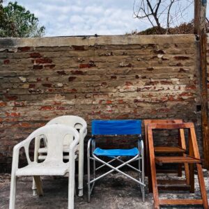 Lote x5 sillas diferentes: de PVC, madera y plegable