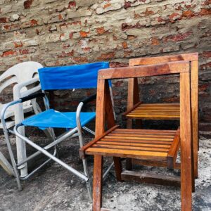 Lote x5 sillas diferentes: de PVC, madera y plegable