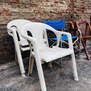 Lote x5 sillas diferentes: de PVC, madera y plegable