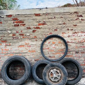 Lote x3 cubiertas de auto, cubierta de moto y 1 rueda