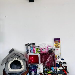 Lote x43: baño para gato, rascador, collares varios, camas para mascota y otros