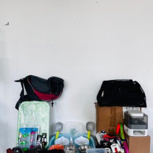 Lote x64: comedero con 2 platos, camas para mascota, collares, juguetes y otros