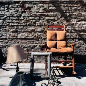 Lote x5: lámpara, silla mecedora, portátil, cuadro y araña de techo