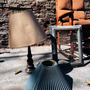 Lote x5: lámpara, silla mecedora, portátil, cuadro y araña de techo