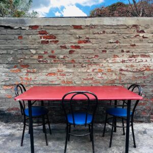 Lote x5: mesa en hierro, sillas tapizadas, tapa de mesa en madera