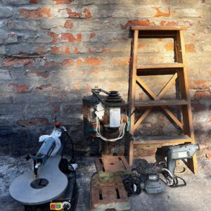 Lote x5: escalera en madera, caladora, taladro de pie y otros