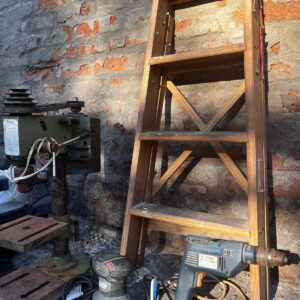 Lote x5: escalera en madera, caladora, taladro de pie y otros