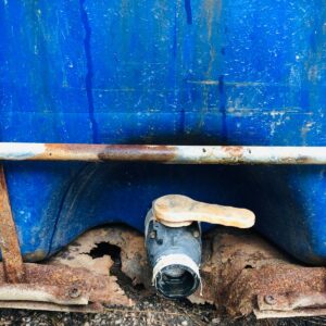 Media tarrina azul con canilla