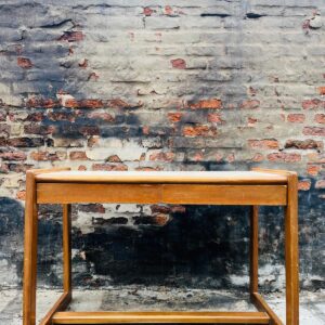 Escritorio de madera con 2 cajones