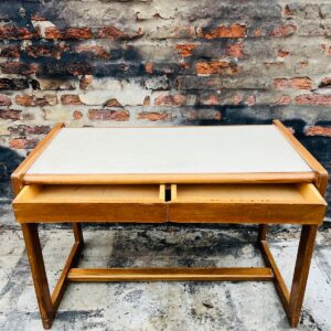 Escritorio de madera con 2 cajones