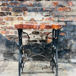 Mesita rustica con base de hierro y tapa de madera