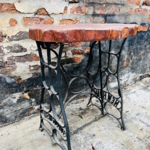 Mesita rustica con base de hierro y tapa de madera