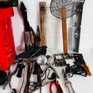 Lote x37 art: pinzas, canastro, papelera, tijera, gato para auto, trampa y otros