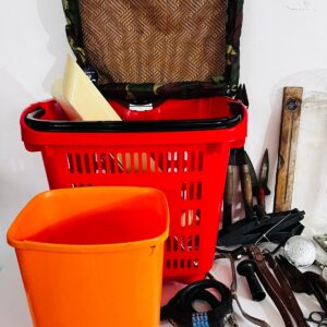 Lote x37 art: pinzas, canastro, papelera, tijera, gato para auto, trampa y otros