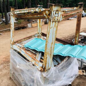 Cajón en hierro, con metales varios
