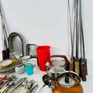 Lote x30 art de cocina: platos, tazas, cubiertos, bandejas y otros