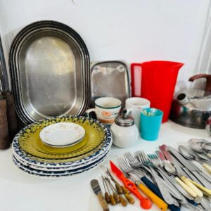 Lote x30 art de cocina: platos, tazas, cubiertos, bandejas y otros