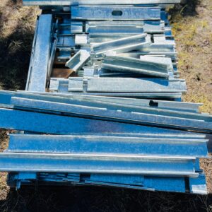 Pallet con recortes de perfiles galvanizados