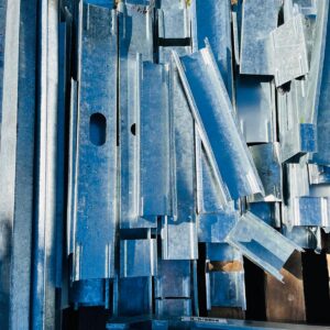Pallet con recortes de perfiles galvanizados